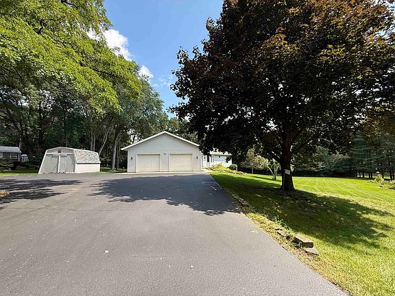 4th image of W7096 Oak Ridge Ct