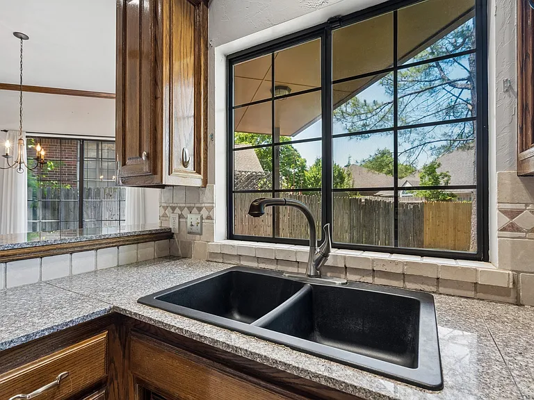 1809 Courtney Ln — Photo 15