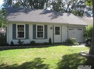 193 Canterbury Dr, Ridge, NY 11961