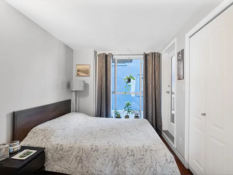 2106 Yew St — Photo 16