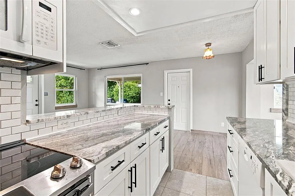 3 bed, 1.0 bath, 1062 sqft, $2,500 — Photo 4