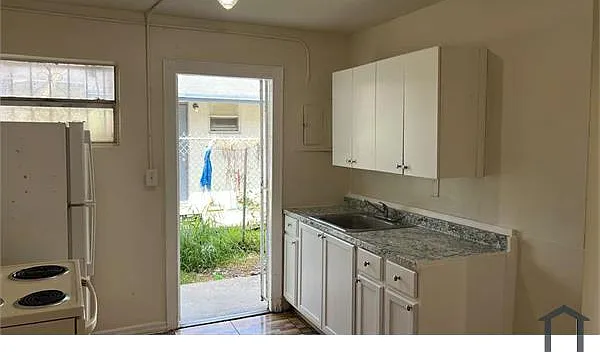 564 NW 13th St — Photo 1