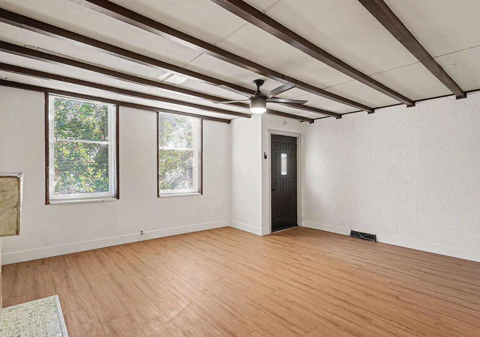 Charming 2-Bed Home with Fenced Yard, Deck & InUnit Laundry in St. Louis — Photo 2