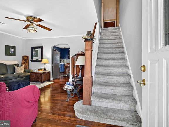 4th image of 136 Chapman Ave