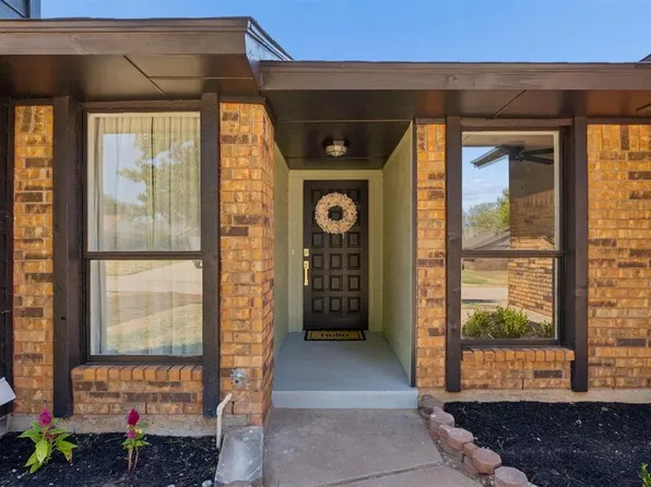 1013 N Crystal Way, Mustang, OK 73064