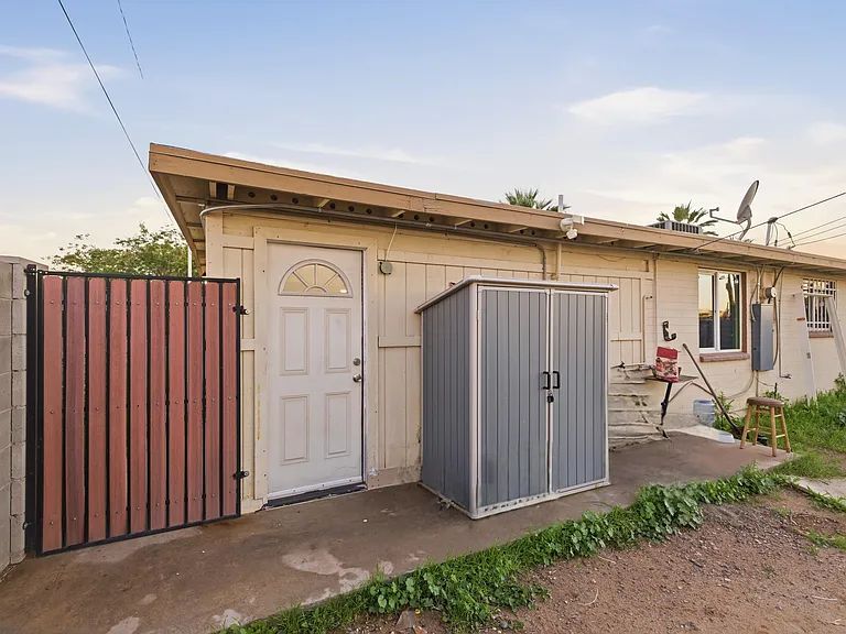 1908 E Lynne Ln #B — Photo 22