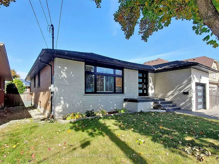 4 McMaster Ave — Photo 3