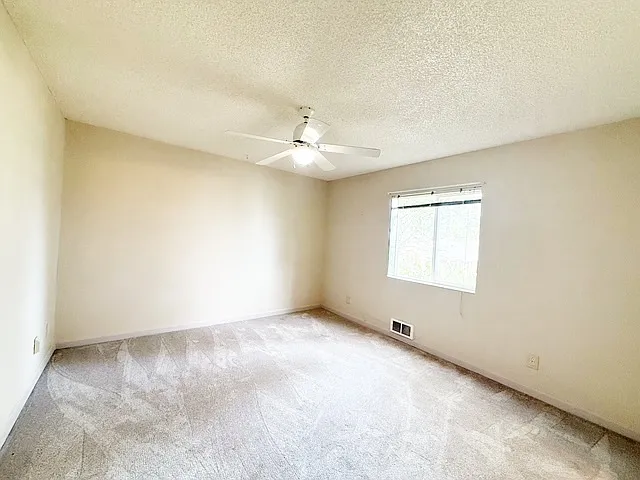 924 Shorewood Dr — Photo 3