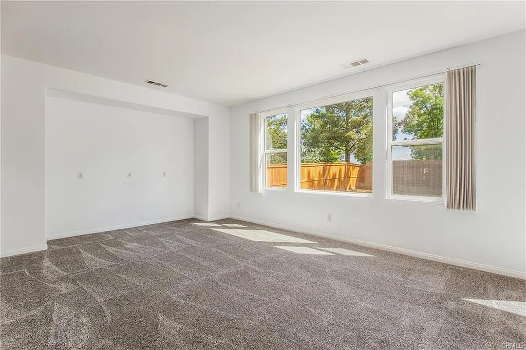 3 bed, 2378 sqft, $3,100 — Photo 4
