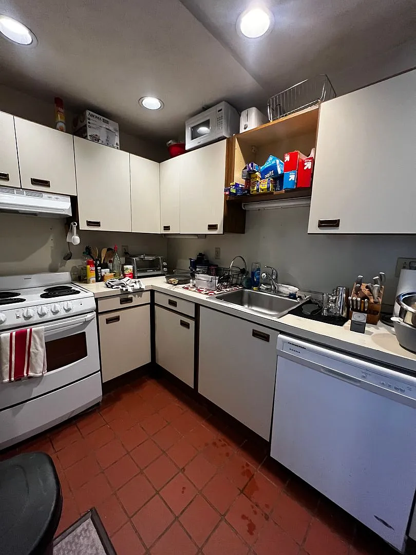 No Brokers Fee, Heat, Hot Water Included, Parking Included, Laundry on a Site — Photo 2