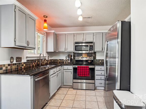 5th image of 109 Goldenrain Ct