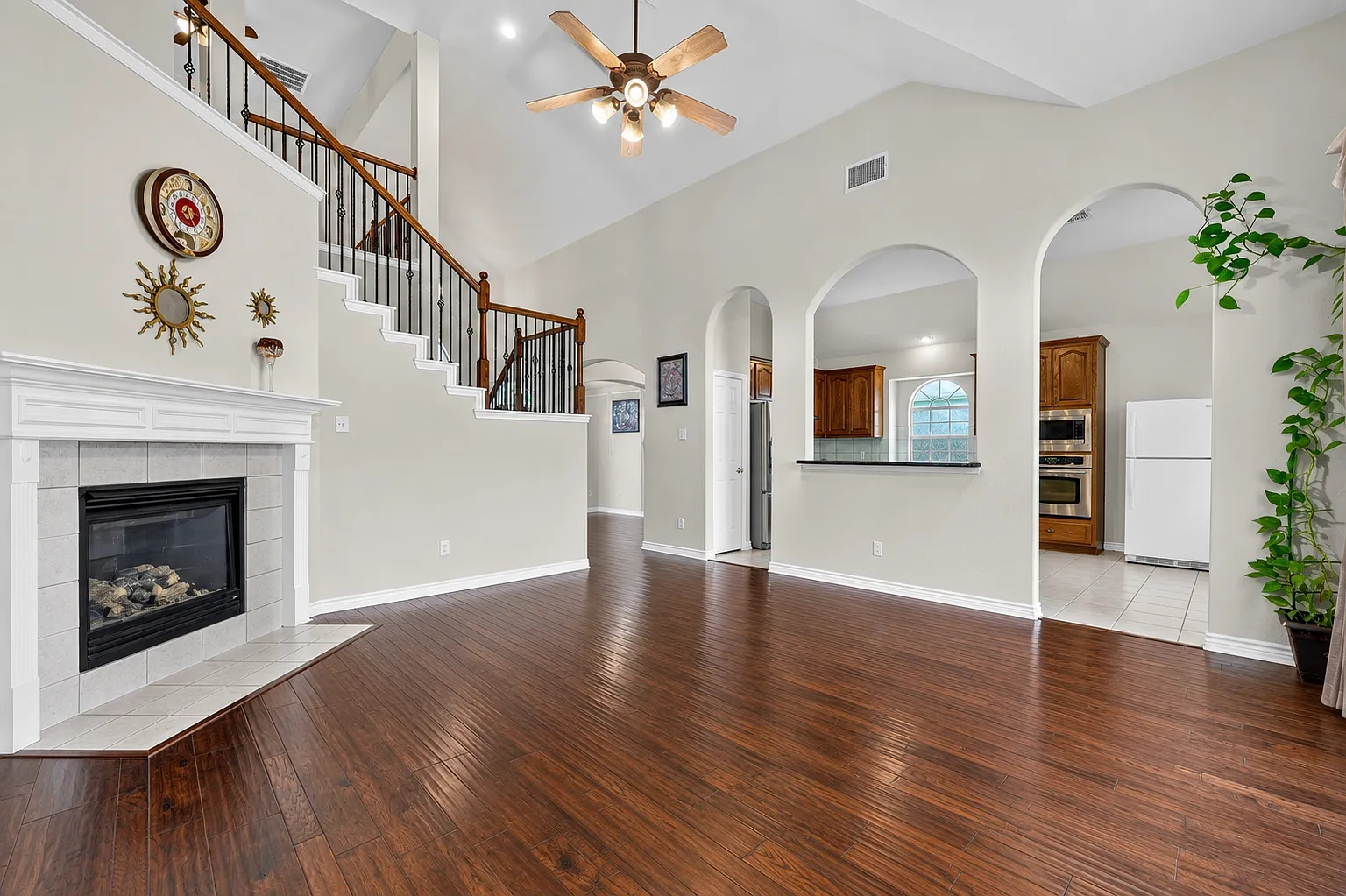 5 bed, 2.5 bath, 2816 sqft, $3,200 — Photo 4