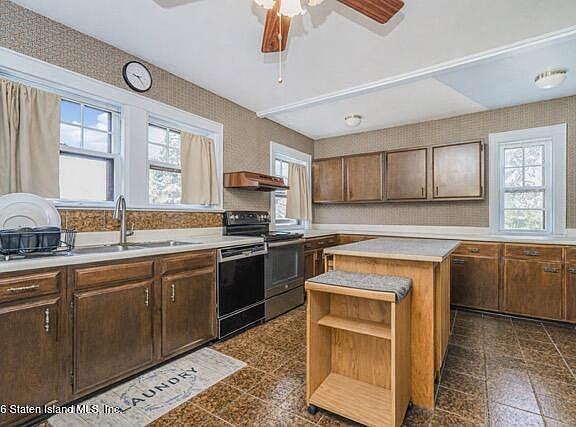 4th image of 27 Fort Hill Cir