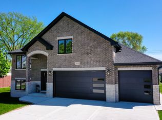 7835 W 98th Pl, Hickory Hills, IL