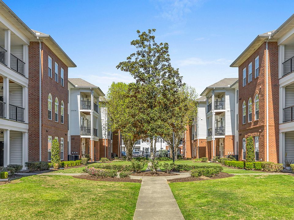 Enjoy outdoor living with spacious balconies at The Quarters, off-campus apartments near UL Lafayette.
