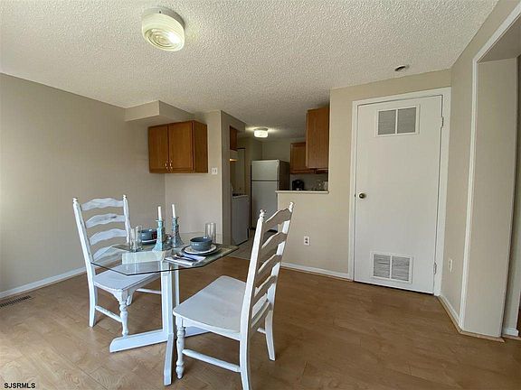 3rd image of 37 Theresa Ct