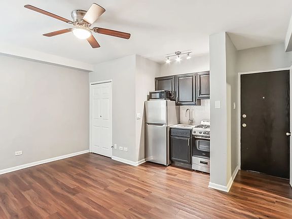 2nd image of 1140-45 N Lasalle St #427