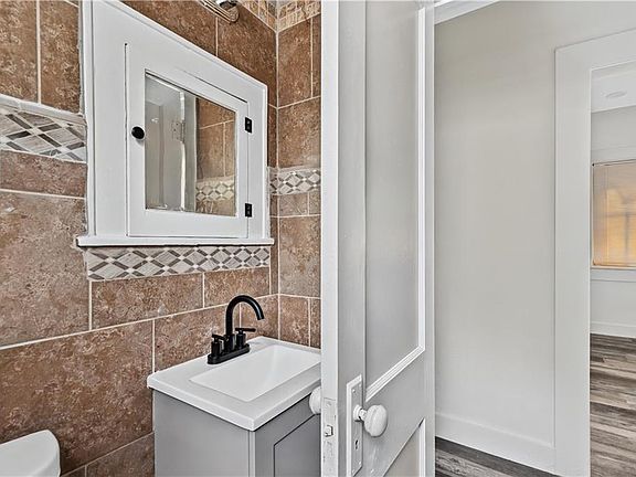 3rd image of 627 Sumner Ave
