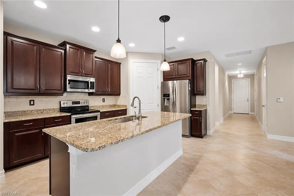 3 bed, 2.0 bath, 1830 sqft, $3,450 — Photo 3