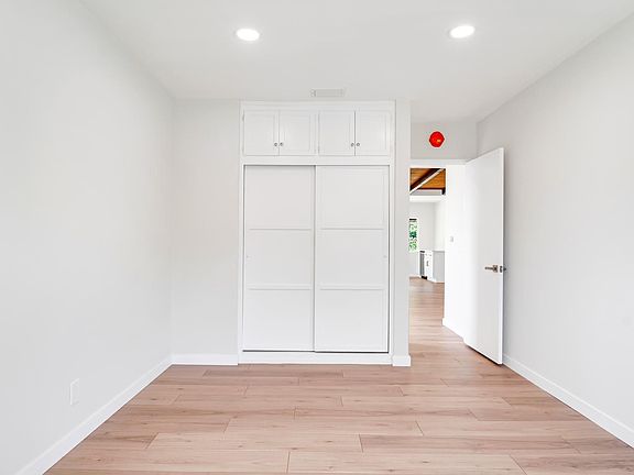 4th image of 362 Keller St