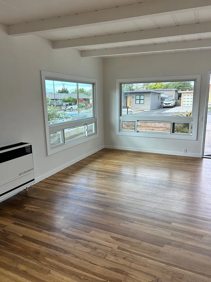 Updated 2 bedroom 1 bath home-One block to beach — Photo 3