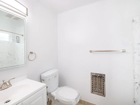 4th image of 5542 Newcastle Ave #39