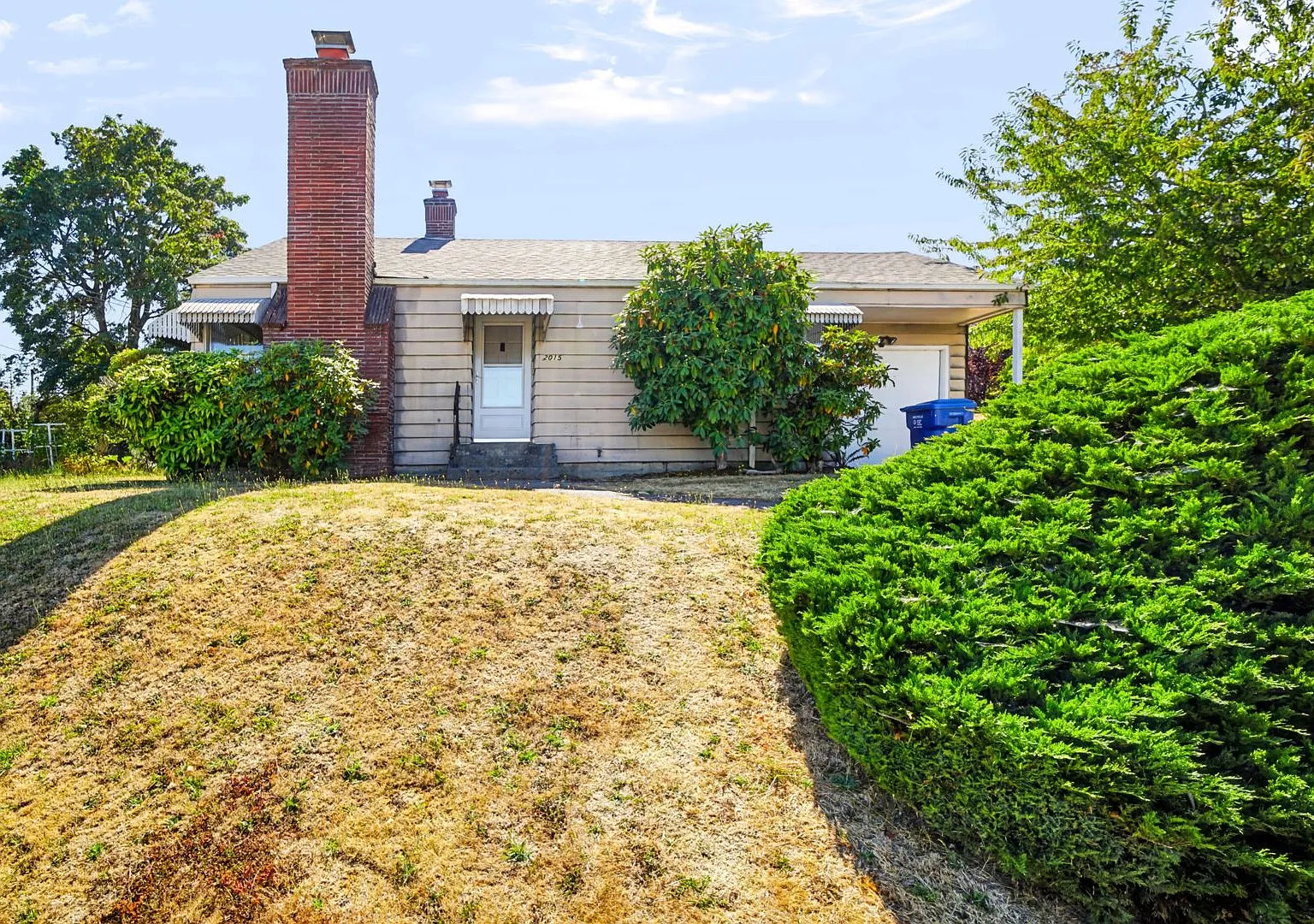 Charming Seattle Home with Sizable Yard, Private Garage, Yard & In-Unit Laundry — Photo 1