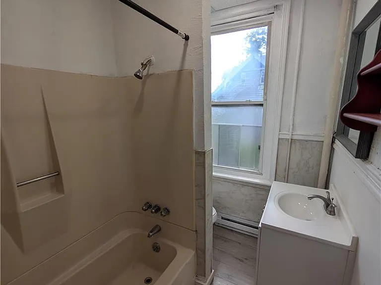 729 E 4th St #2 — Photo 4