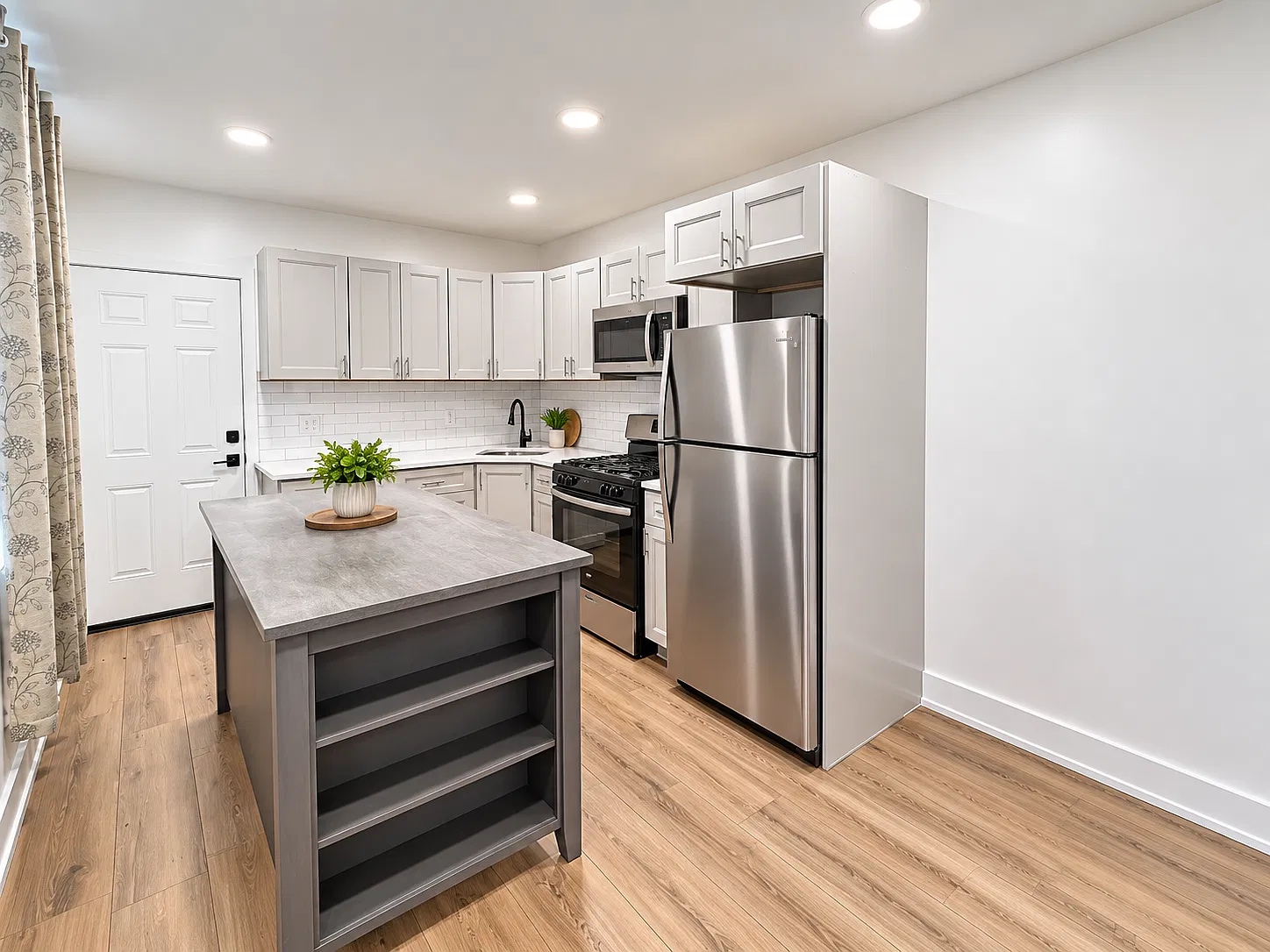 3 bed, 1.5 bath, 918 sqft, $2,400 — Photo 3