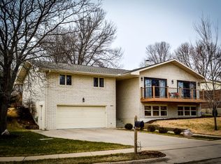 3068 Arbor Oaks Dr, Dubuque, IA 52001