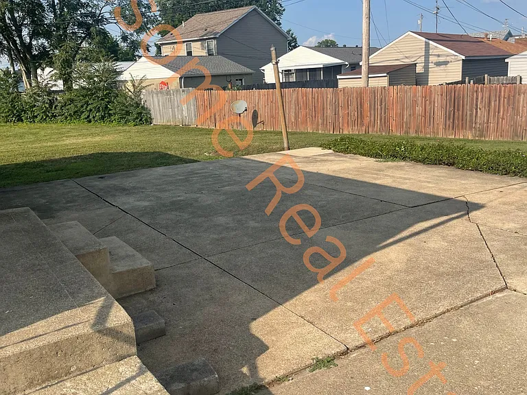 927 Lincoln Dr — Photo 13