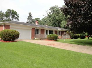 1727 Circle Dr E, Clinton, IA 52732