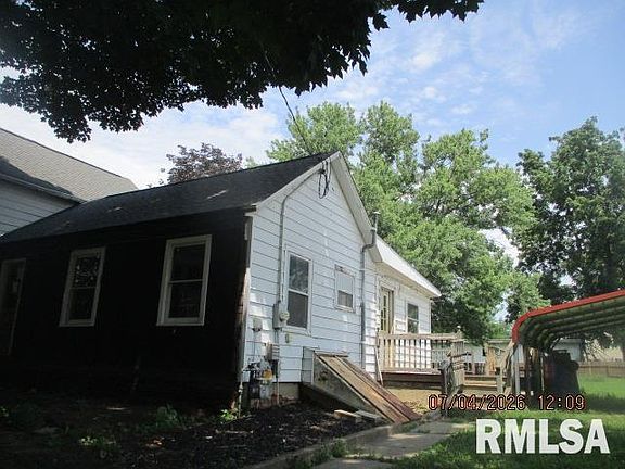 2nd image of 213 E Maple St