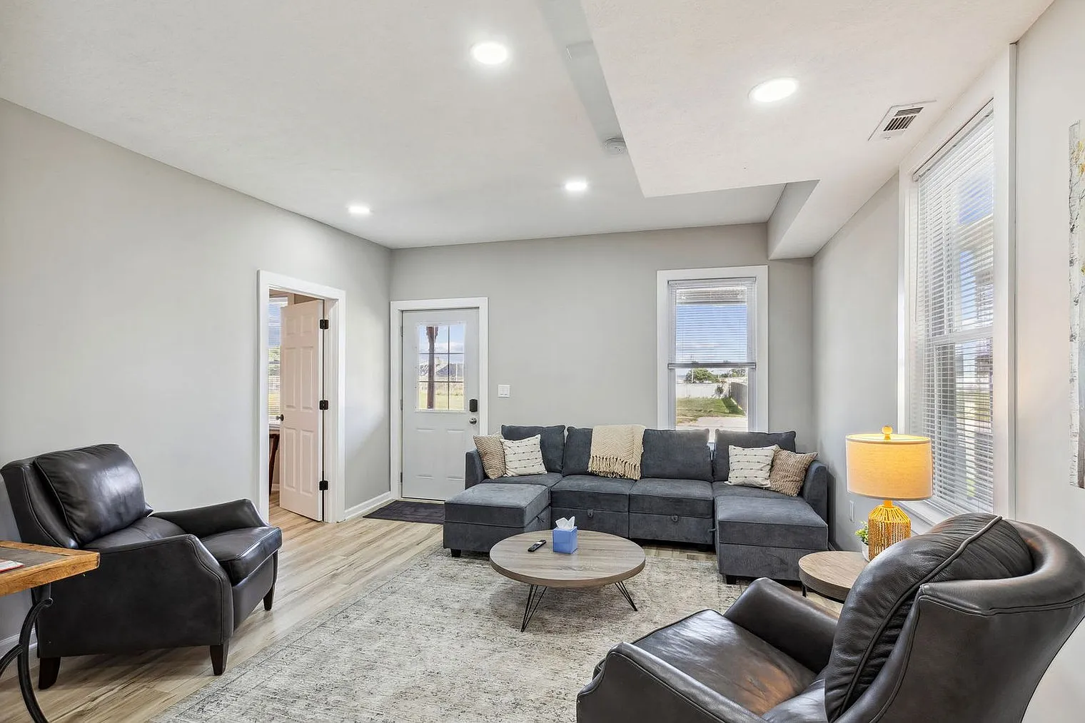 3 bed, 2.0 bath, 2077 sqft, $3,864 — Photo 3