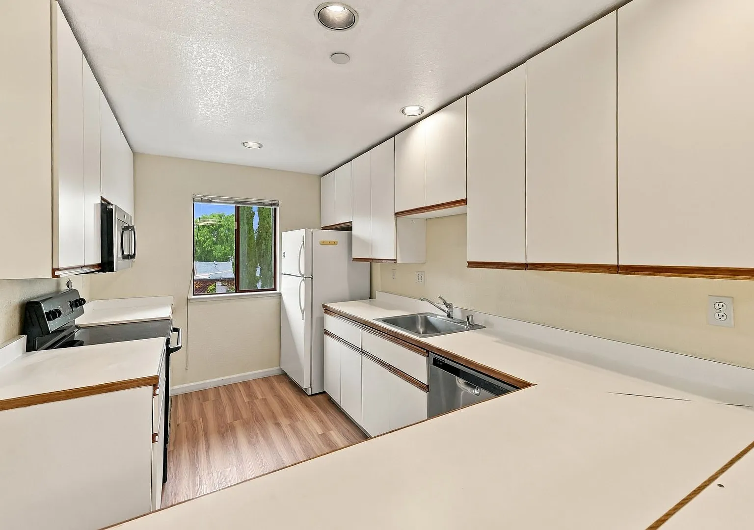Conveniently Located 2 Bed, 2.5 Bath Townhome — Photo 3