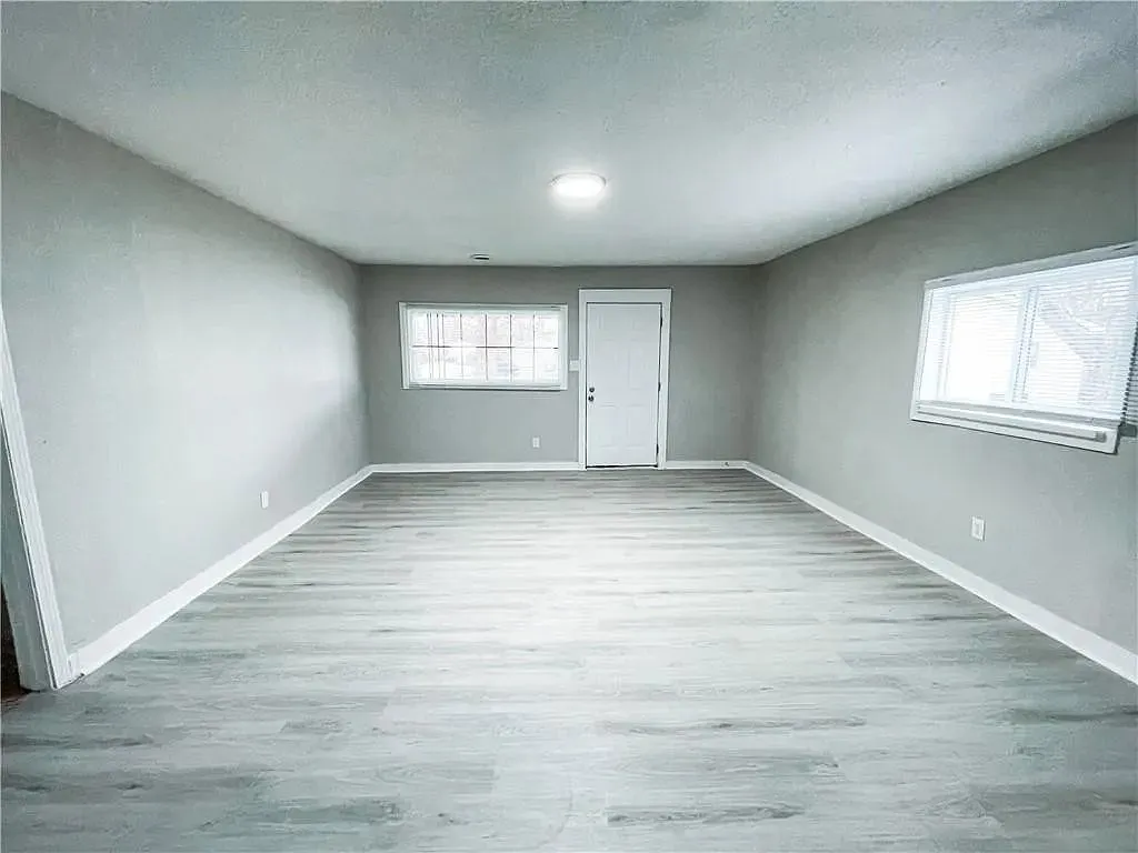 3 bed, 1.0 bath, 1304 sqft, $1,150 — Photo 3