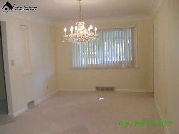 Beautiful dining room with new carpeting and freshly painted