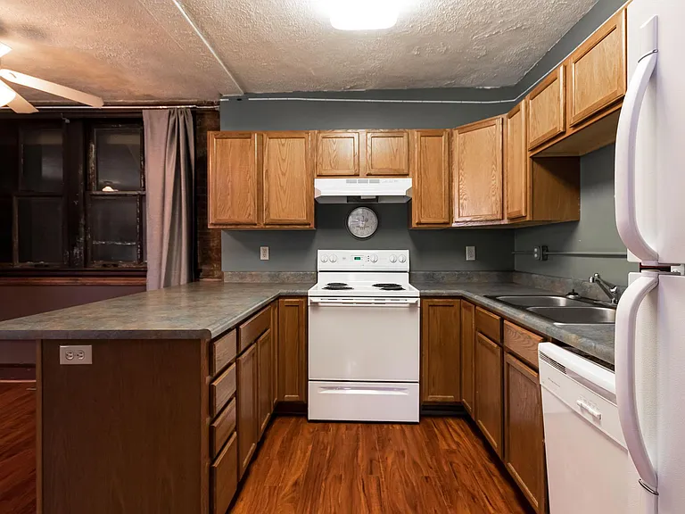 214 Wall St — Photo 8