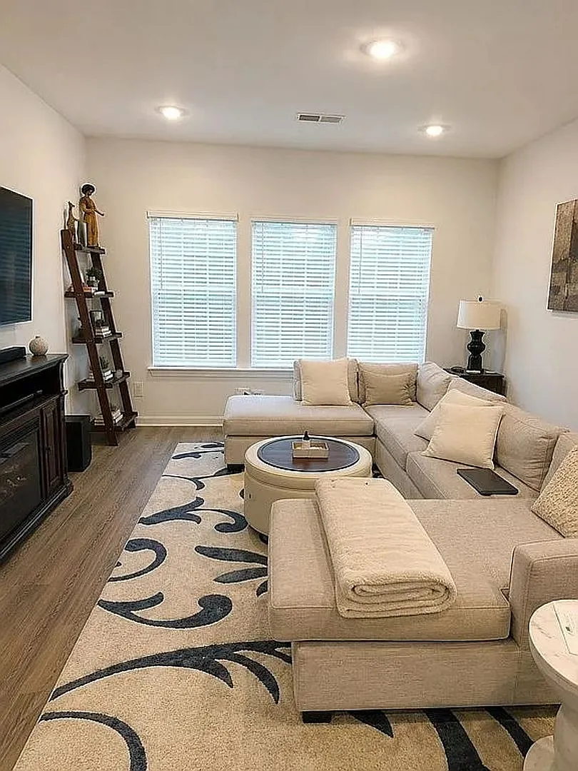 Spacious 4BR House in Clarksville — Photo 4