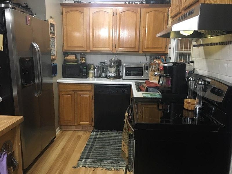 Nice kitchen, includes dishwasher and stove.