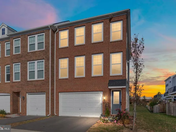 42304 Lancaster Woods Sq, Chantilly, VA 20152