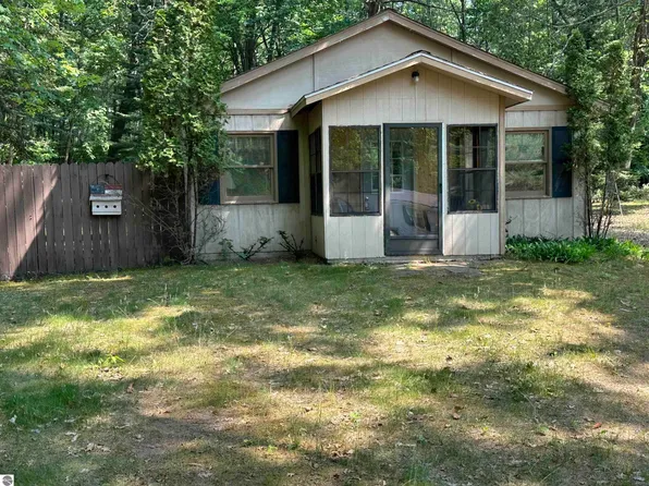 1890 Autumn Dr, Farwell, MI 48622