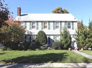 20 Wellesley Rd, Rockville Centre, NY 11570