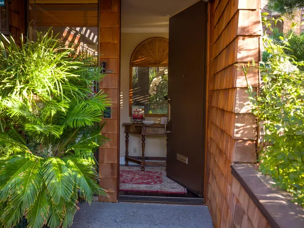 114 Ravenhill Rd, Orinda, CA 94563