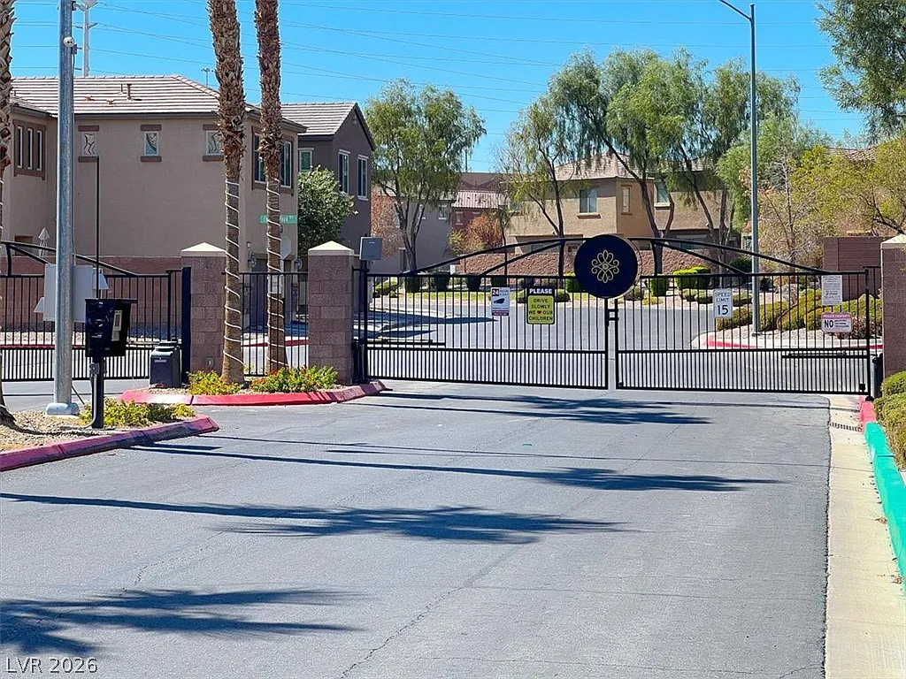 4 bed, 2.5 bath, 2012 sqft, $2,295 — Photo 3