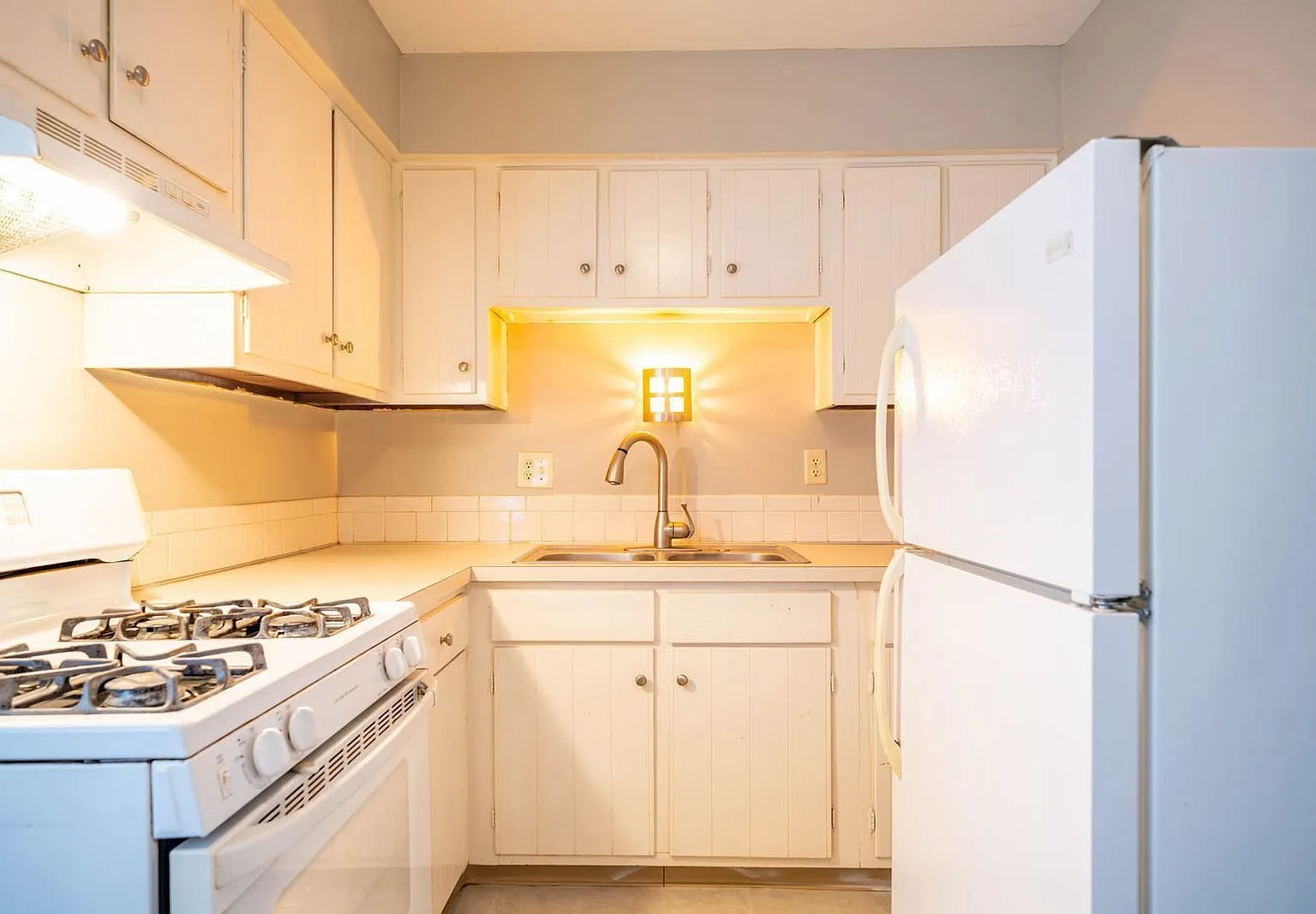 2 bed, 1.0 bath, $1,085 — Photo 2
