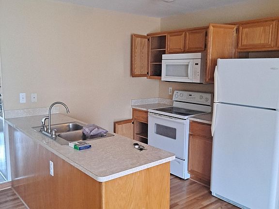 3rd image of 24060 Wedgewood Cir #1