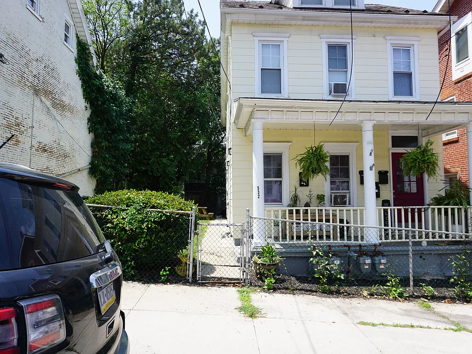 532 Carlton Ave #1