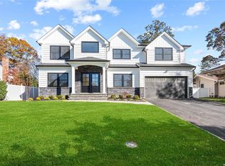 18 Melissa Ln, Old Bethpage, NY 11804