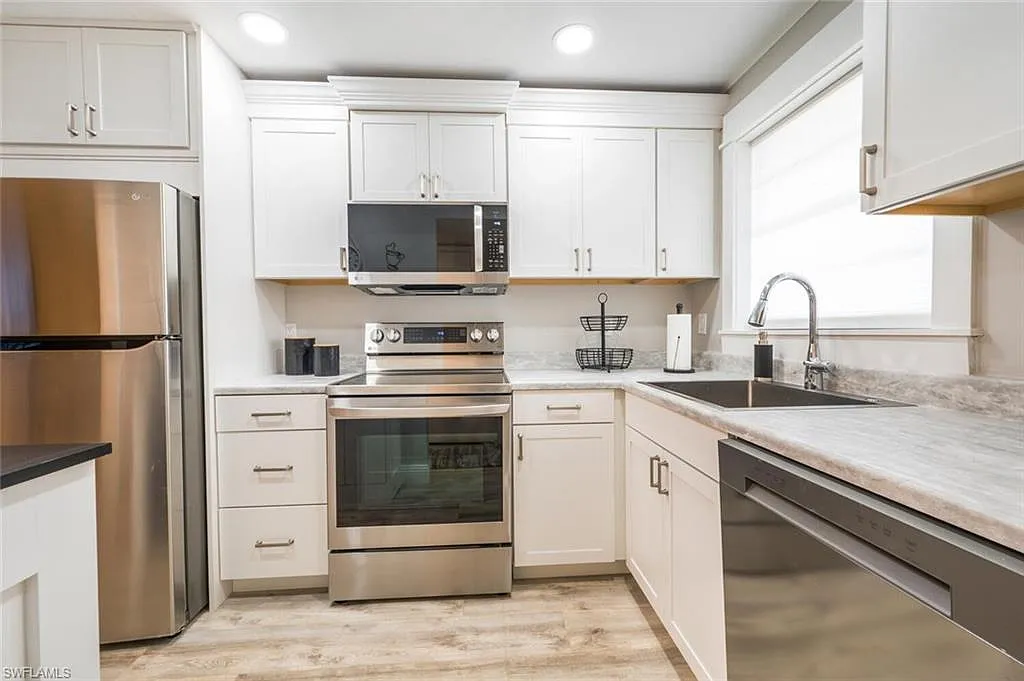 2 bed, 2.0 bath, 919 sqft, $4,000 — Photo 2